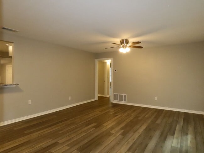 Building Photo - Newly Remodeled 4BR/1BA in Forest Hills Neighborhood