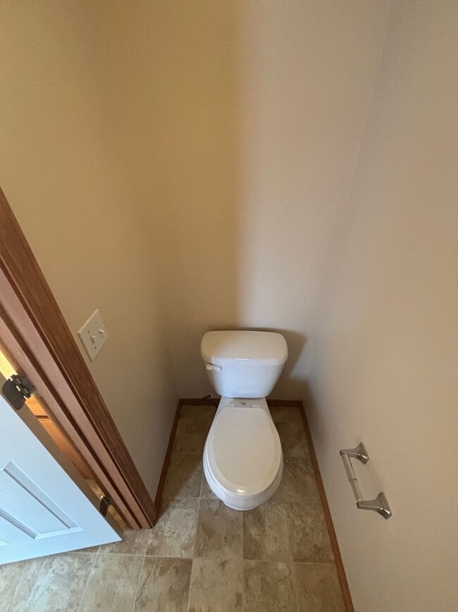 Building Photo - BEAUTIFUL HOME IN THE LANDINGS (APP#59)