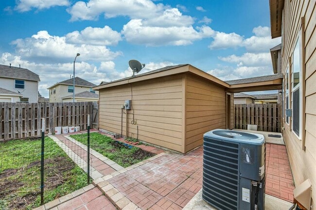 Building Photo - 7131 Pavilion Dr