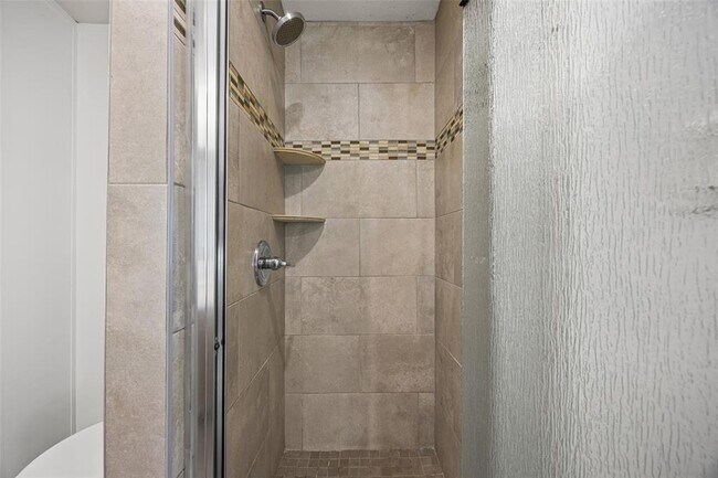 Building Photo - 184 Oak Forest Ct
