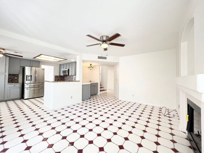 Building Photo - GATED COMMUNITY! Great Location!