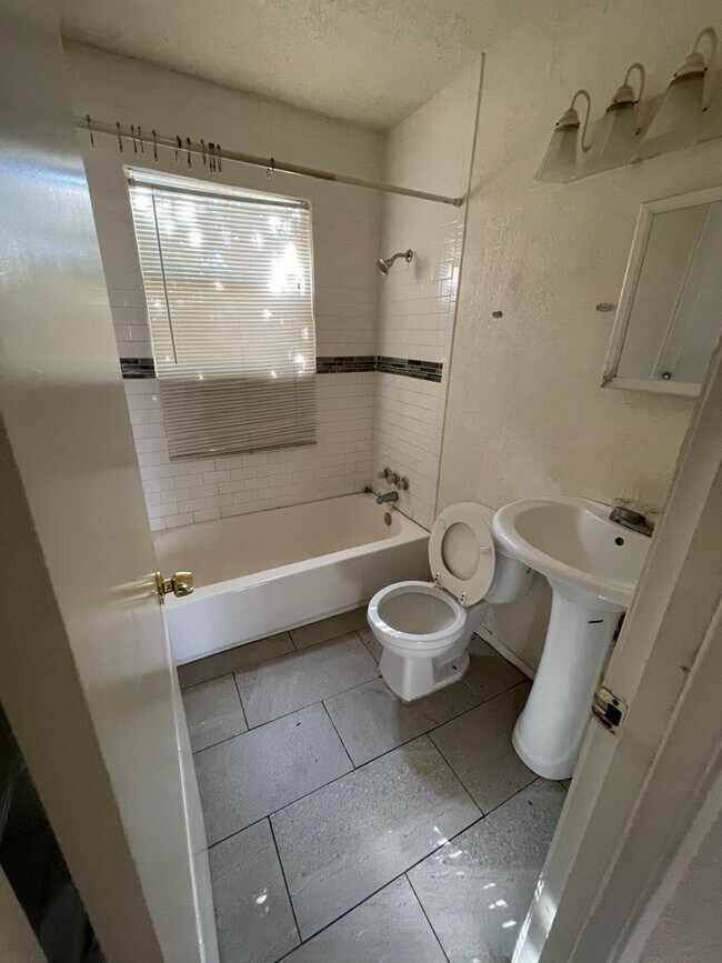 Building Photo - 1401 Alta Mira Dr