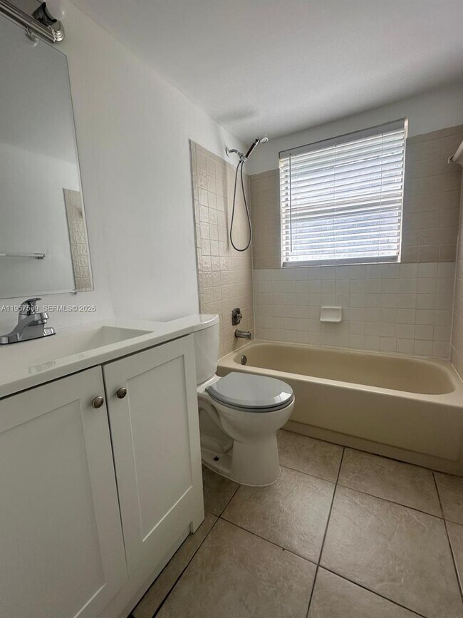 Building Photo - 10206 Twin Lakes Dr