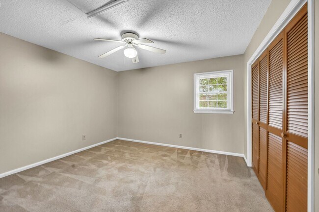 Building Photo - 2 Bedroom, 1.5 Bathroom Condo in High Point!