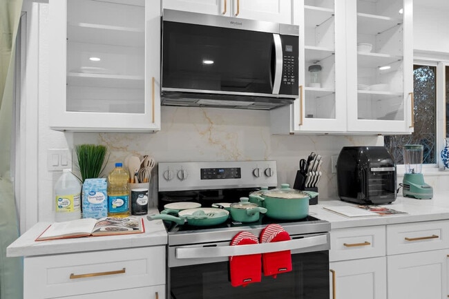 Building Photo - 5048 Bluff Pl