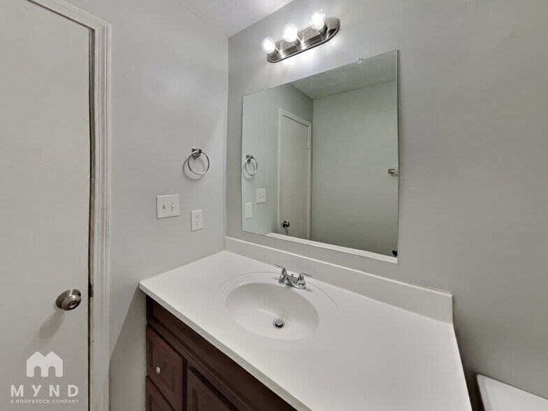 Building Photo - 2870 Woodhollow Ln