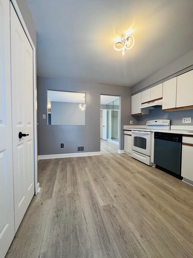Building Photo - 6660 Maple Lakes Dr