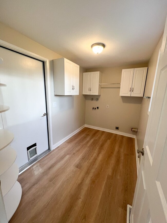 Building Photo - 3 Bedroom, 2 bath 1836 sqft House in Sunset Village