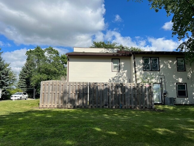 Building Photo - 345 Ozark Dr