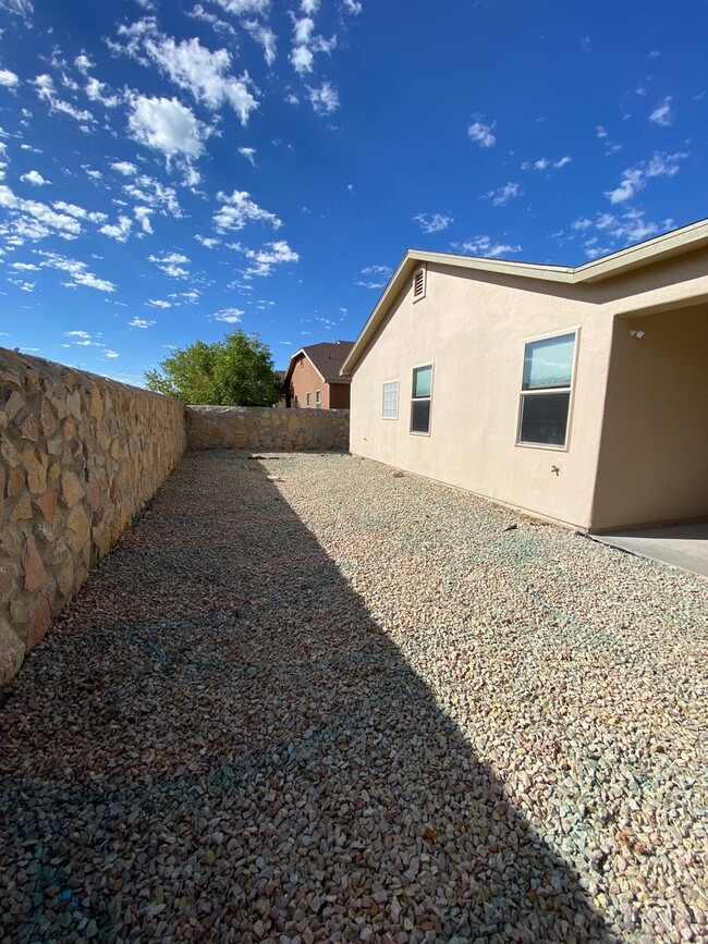 Building Photo - Gorgeous Home, New Carpet & Great Location!