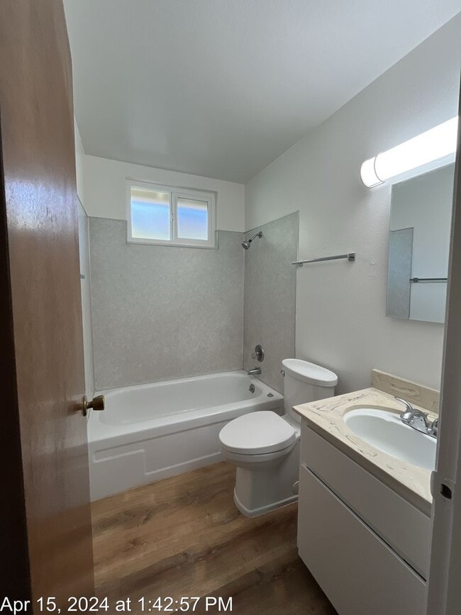 Building Photo - Refreshed Unit