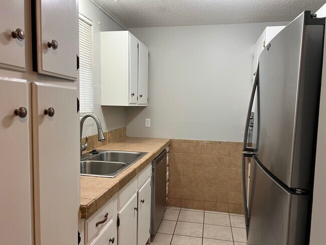 Building Photo - 710 W Cantu Rd
