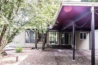 Building Photo - Taylor Ave Tri-Plex