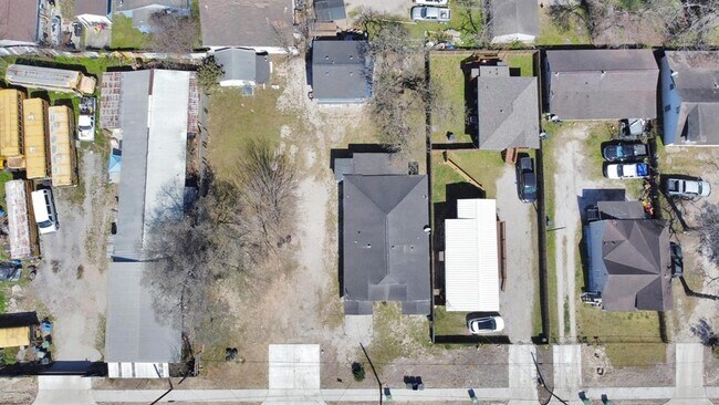 Building Photo - 7919 Brays St