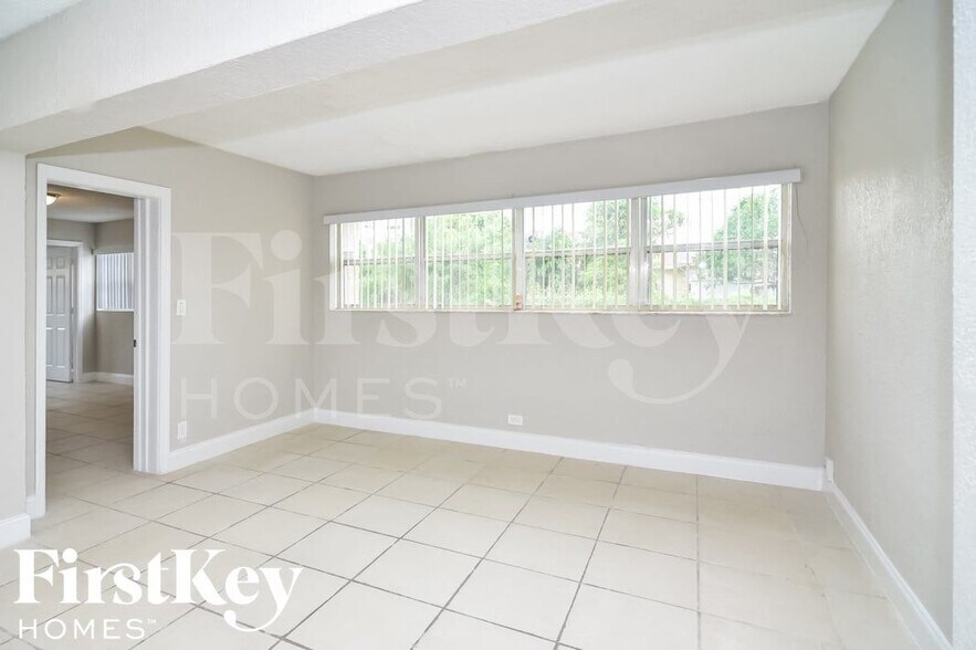 Building Photo - 559 W Campus Cir