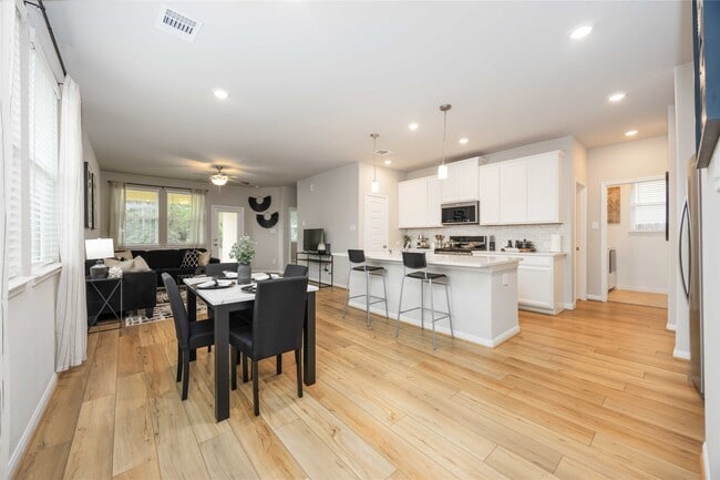 Building Photo - 7047 Silverleaf Oak St