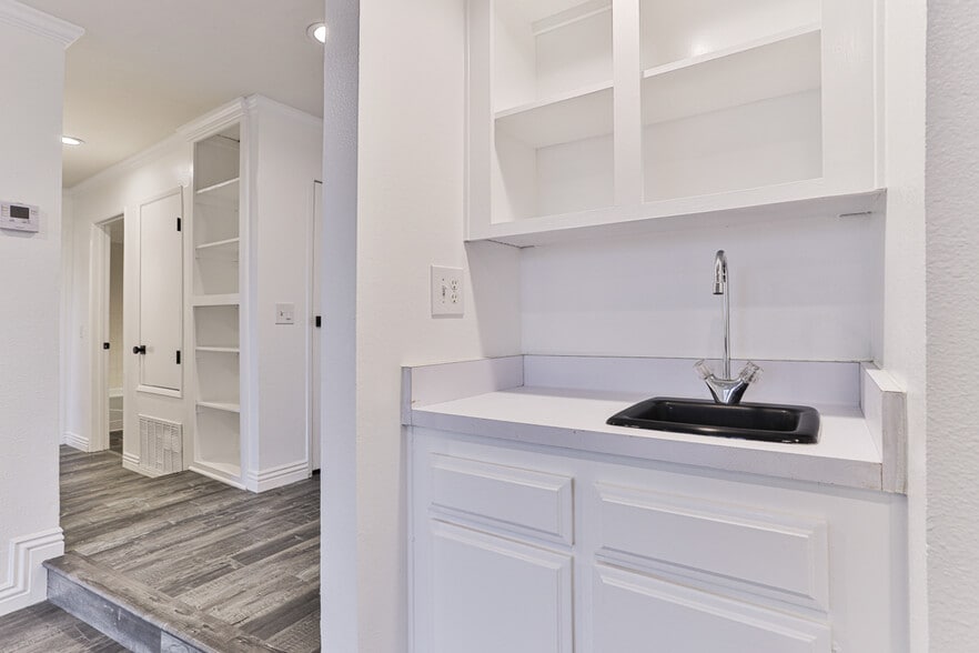 Building Photo - 222 N Rose St