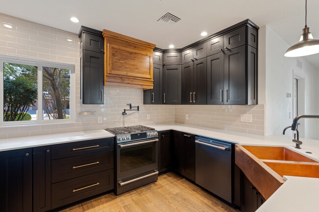 Building Photo - 2882 S Palmer Dr