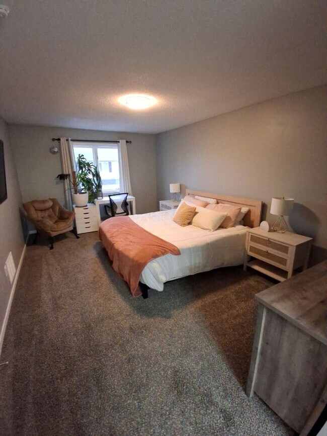 Building Photo - Open House 11/14/25 6-7pm! 3 Bedroom / 1.5...