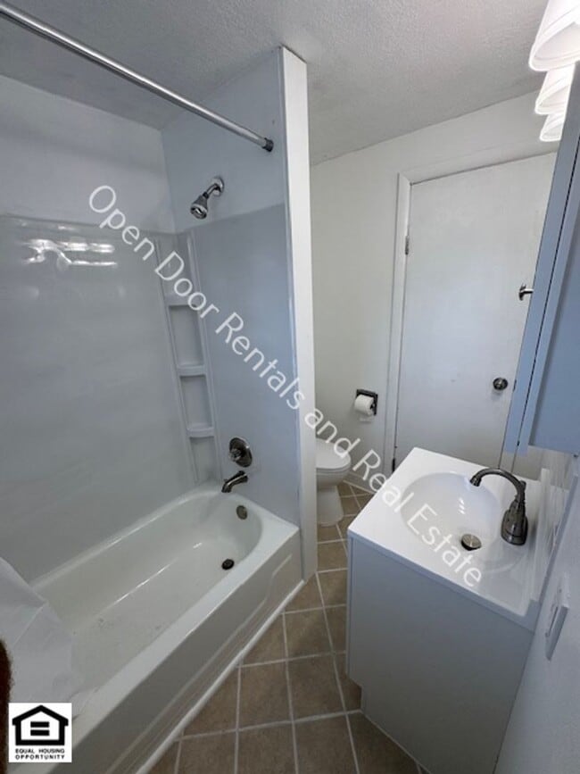 Building Photo - Newly remodeled 2 bedroom home!