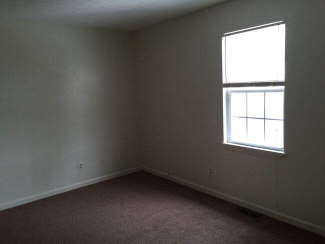 Building Photo - 2 Bed, 1.5 Bath Apartment in Shelbyville!