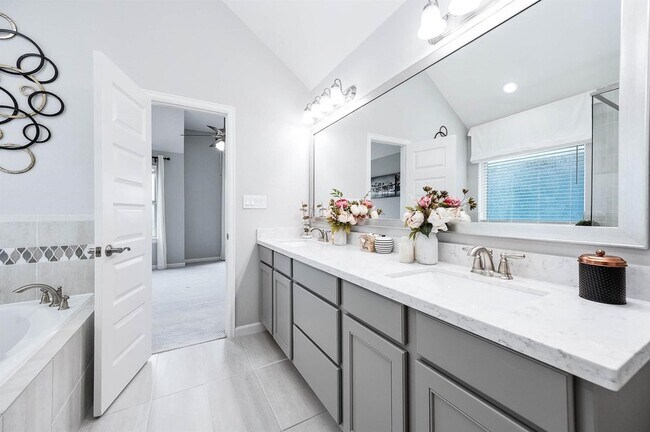 Building Photo - 2022 Groveland Glen Dr