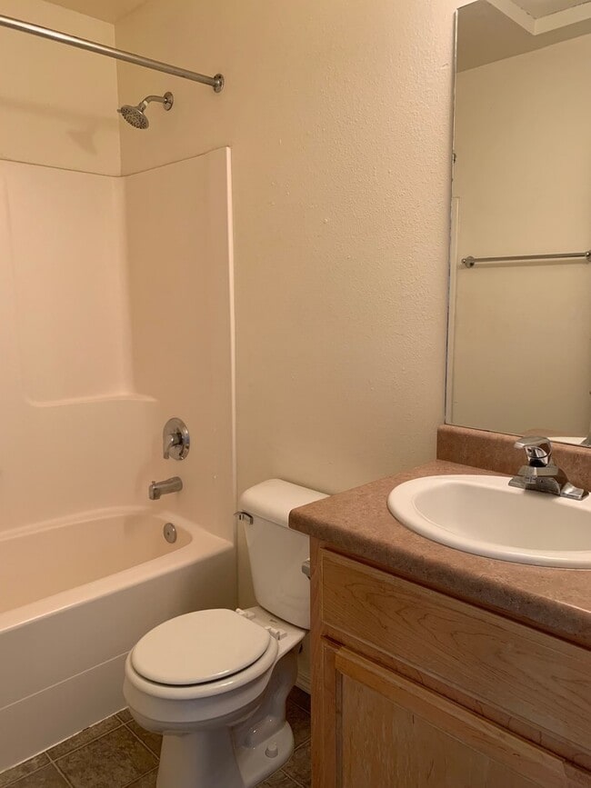 Building Photo - 2 Bedroom 1 Bathroom Unit in 8 Plex