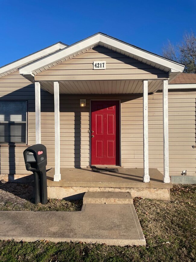 Building Photo - 4 bed 1 bath, with extra large utility are...