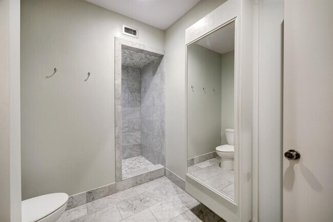 Building Photo - 1025 S Shepherd Dr