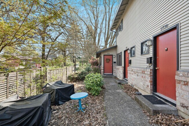 Building Photo - Well-maintained 2-bdrm/1-bath unit in tri-plex—On-site laundry, off-street parking, storage