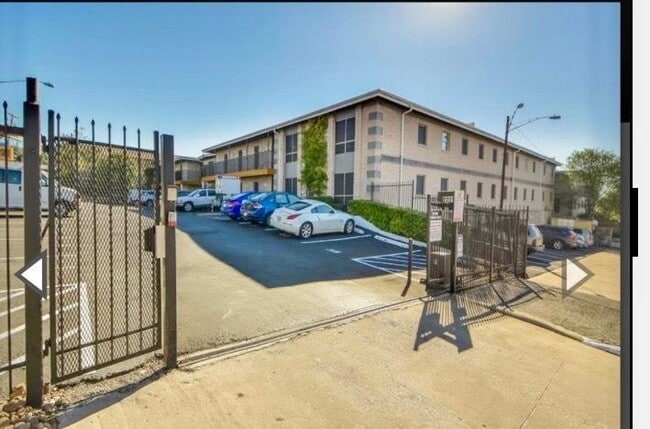 Building Photo - 2401 Manor Rd