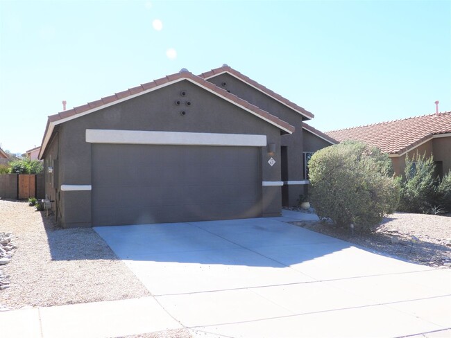 Building Photo - Corona de Tucson 3 Bed 2 Bath Single Story...