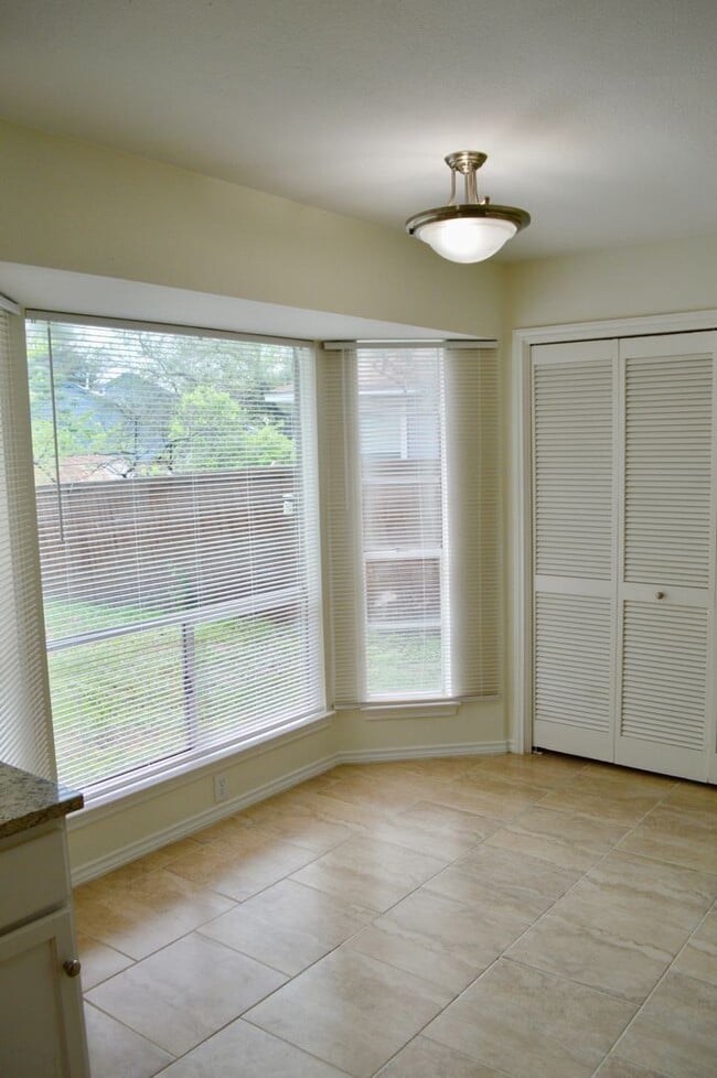 Building Photo - Freshly remodeled 3 bed 2 bath home!