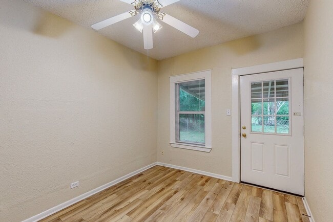 Building Photo - Available Mid-July! 3 Bedroom Home for Lea...
