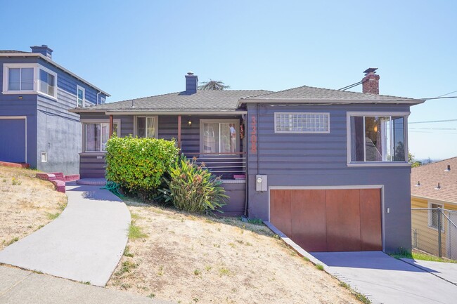 Primary Photo - 1944 Oakland Home With Amazing Views!