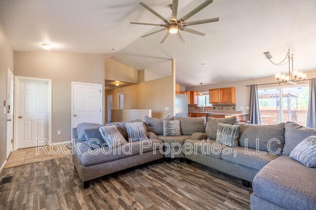 Building Photo - 1113 Banjo Ct