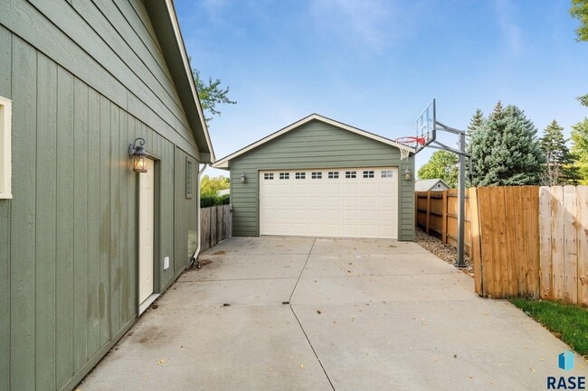 Building Photo - 2412 S Sheffield Cir