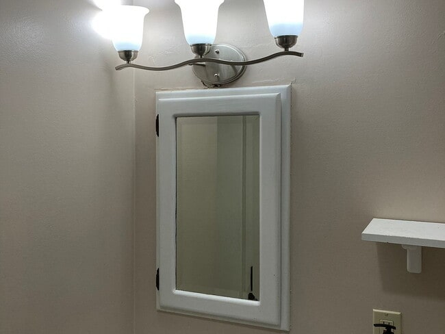 Building Photo - "Charming 2-Bedroom Retreat with Spacious Living in Cleveland Heights – 1243 Sq Ft of Comfort!"