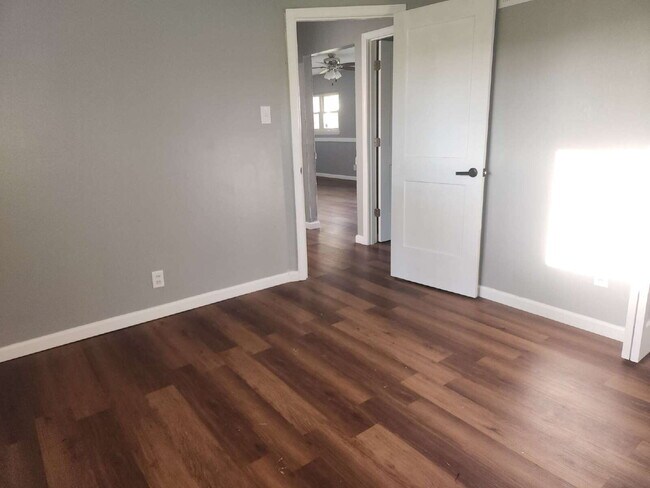 Building Photo - Completely Rehabbed Home in Oakville School District!