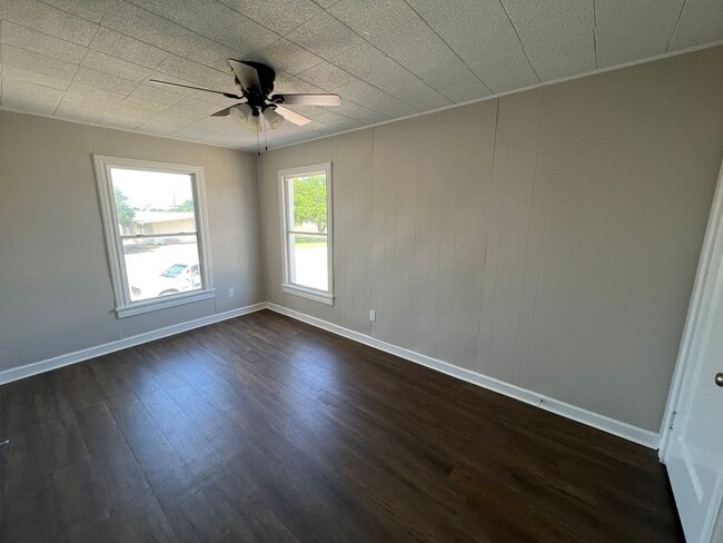 Building Photo - Duplex *upstairs* Leasing Special Available*