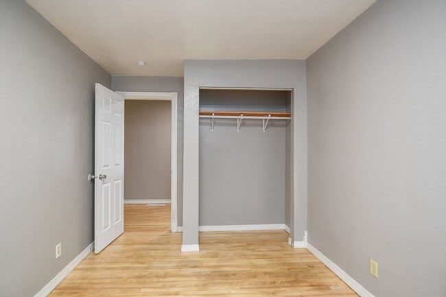 Building Photo - 4 Bed 1 Bath Single Family Home