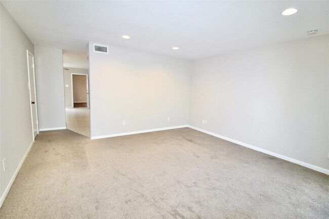 Building Photo - 2 River Creek Way