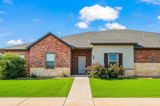 Primary Photo - Beautiful Townhome Located South of Town N...