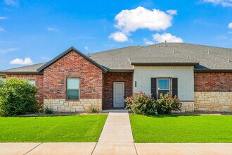 Building Photo - Beautiful Townhome Located South of Town N...