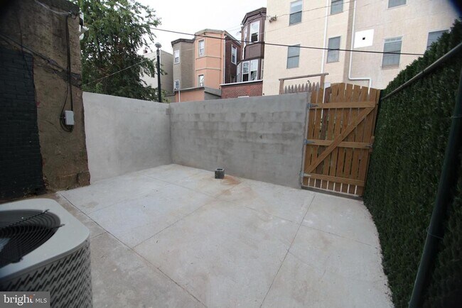 Building Photo - 1852 Willington St