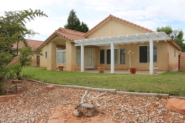 Building Photo - Red Cliffs area 3br / 2 ba home with garage and nice yard