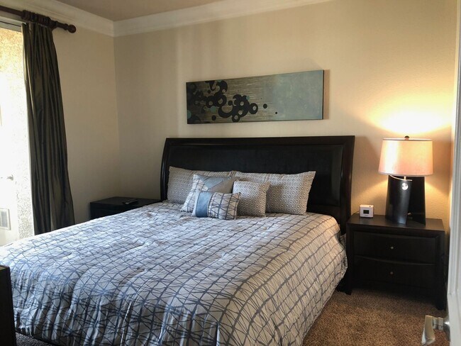 Building Photo - Meridian 2 BDR /2 BATH Luxury Condo - RESO...