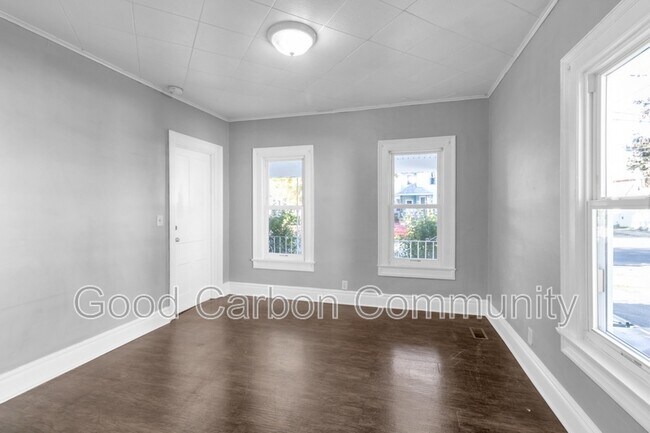 Building Photo - 331 Schenck St