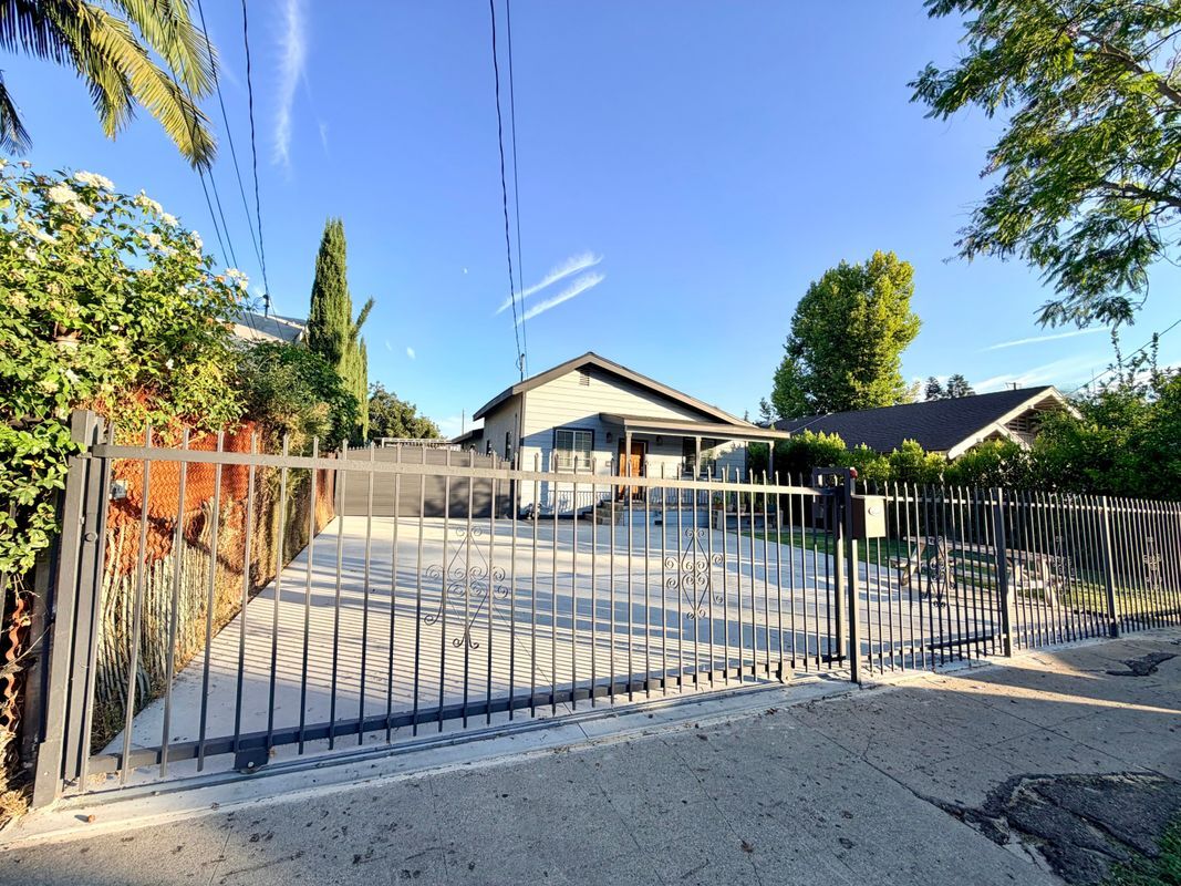 Building Photo - 5622 Aldama St