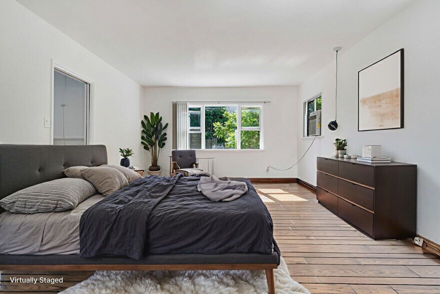 Interior Photo - Burton Way Luxury Investments LLC - 332 La Peer